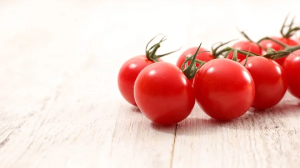 Świeże Czerwone Pomidory Wiśniowe Drewnianym Stole — Zdjęcie stockowe