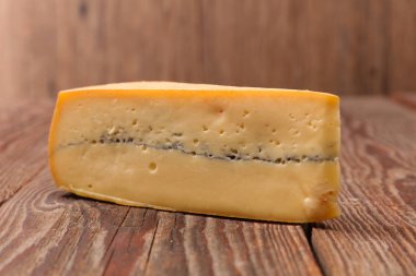 lezzetli peynir dilimi ahşap arka plan üzerinde