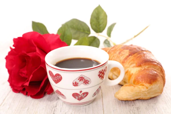 コーヒー カップと木製のテーブル バレンタインの日の概念にローズとクロワッサン — ストック写真