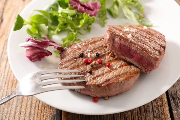 Ternera Parrilla Con Pimienta Ensalada Plato Blanco —  Fotos de Stock