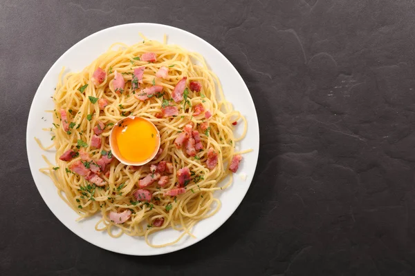 Klassieke Spaghetti Carbonara Witte Plaat Bovenaanzicht — Stockfoto