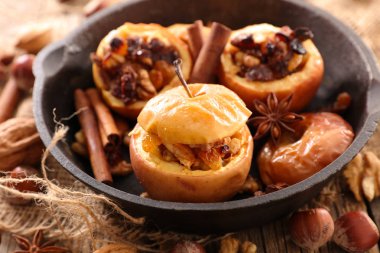 fırında tavuk ve beyaz tabakta portakal dilimleri  