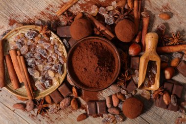 çikolata kakao ve şeker ahşap masa üzerinde muhtelif 