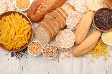 ahşap masa üzerinde ücretsiz yemek gluten seçimi 