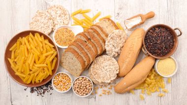 ahşap masa üzerinde ücretsiz yemek gluten seçimi 