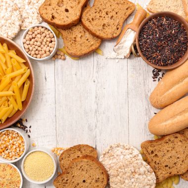 ahşap masa üzerinde ücretsiz yemek gluten seçimi 