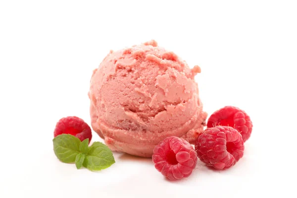 浆果冰淇淋与薄荷叶分离的白色背景 — 图库照片