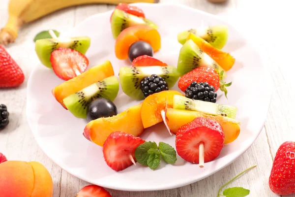 Brochetas Con Bayas Frutas Plato Blanco — Foto de Stock