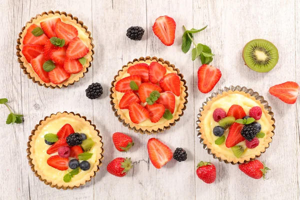 Tartas Frutas Bayas Caseras Con Crema Mesa Madera — Foto de Stock