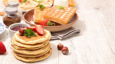 çilek ve ahşap masa üzerinde gözleme ile ev yapımı krep