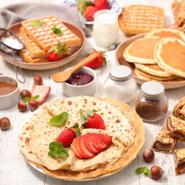 çilek ve ahşap masa üzerinde gözleme ile ev yapımı krep