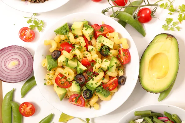 Ahşap Masa Üzerinde Beyaz Kapta Makarna Salatası — Stok fotoğraf