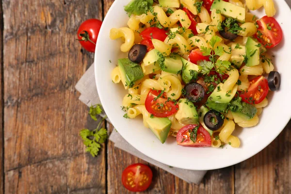 Ensalada Pasta Tazón Blanco Sobre Mesa Madera — Foto de Stock