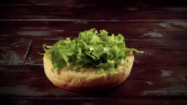 sığır eti, salata ve Peynirli hamburger