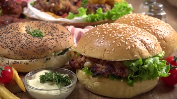 Verschiedene Amerikanische Lebensmittel Fast Food — Stockvideo
