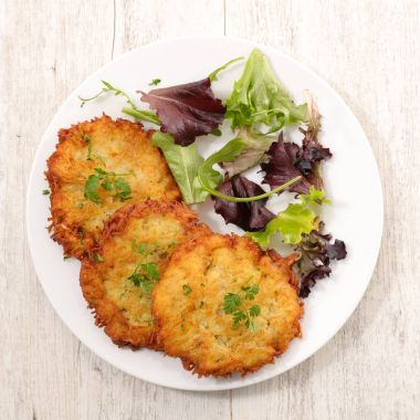 Kızarmış patates ve salata.