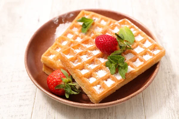 Waffles Com Açúcar Morangos — Fotografia de Stock