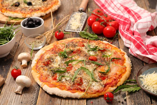 Pizza Caseira Fundo Madeira — Fotografia de Stock