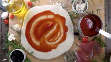 Pizza domates sosu, peynir, mantar ve prosciutto jambonu ile