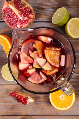 Ahşap arka plan üzerinde meyve meyve limonata