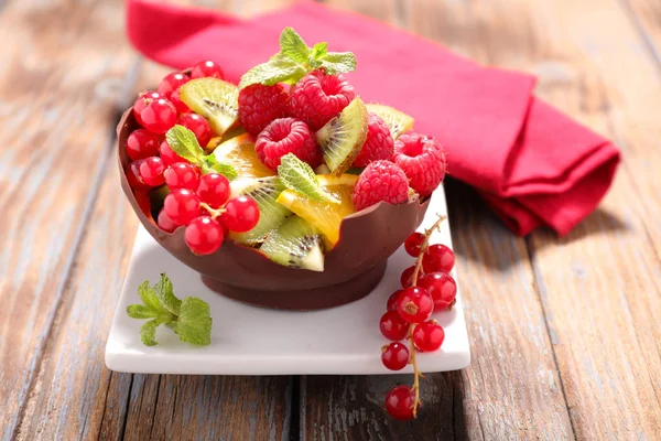 Insalata Frutta Con Lamponi Kiwi Arancia Ribes Rosso Servita Piatto — Foto Stock