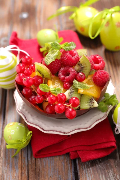 Fruitsalade Met Frambozen Kiwi Sinaasappel Rode Bessen Geserveerd Witte Plaat — Stockfoto