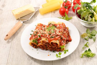 Beyaz tabakta closeup sığır eti ve otlar ile ev yapımı canneloni