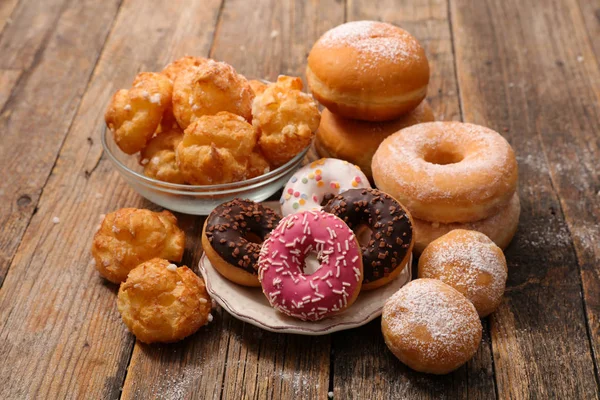 Blick Auf Verschiedene Dekorierte Donuts Für Den Karneval Auf Holztisch — Stockfoto