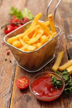 İştah açıcı patates kızartması ve ketçap ahşap masa