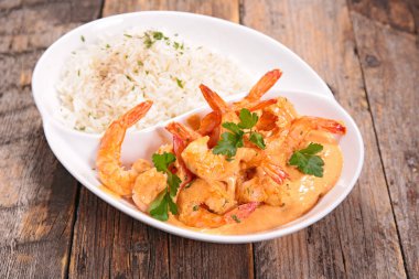 Beyaz tabak karides krema, köri ve pilav ile servis