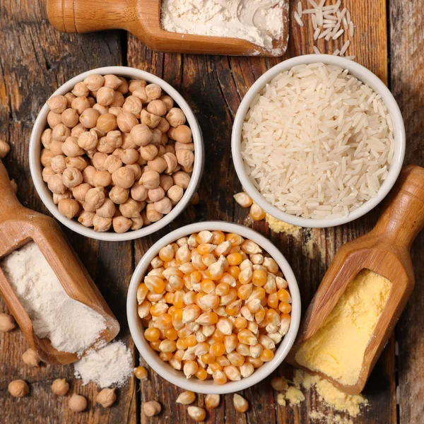 Différentes Sortes Farine Sur Une Table Bois Avec Des Cuillères — Photo