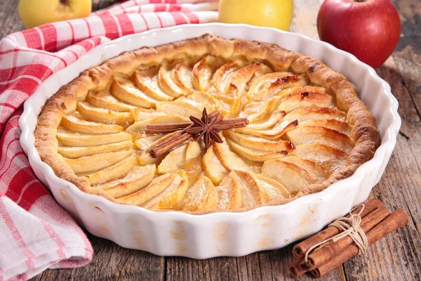 Apfelkuchen Mit Zimt Weißer Schüssel Auf Holztisch Serviert — Stockfoto