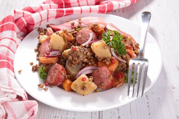 Lentilles Avec Viande Légumes Servis Sur Assiette Blanche — Photo