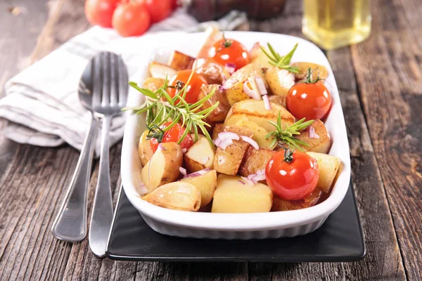 Patatas Horno Tomates Trozos Cebolla —  Fotos de Stock