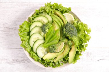 Yeşil sebze salatası dilimlenmiş salatalık, brokoli, avokado, kereviz ve marul Üstten Görünüm