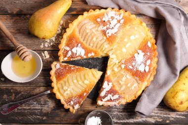 Armut ve badem pasta ahşap masaya servis