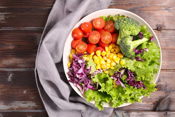 Bunter Gemüsesalat Mit Brokkoli Kirschtomaten Blumenkohl Mais Und Salat Serviert — Stockfoto