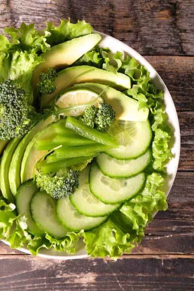 Salada Legumes Verde Com Pepinos Fatiados Brócolis Abacate Aipo Alface — Fotografia de Stock