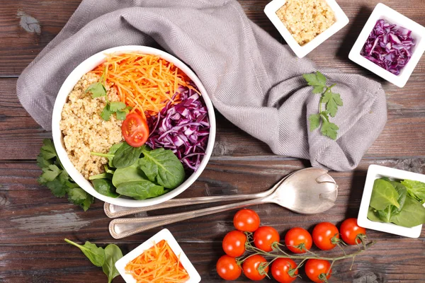 Salată Vegană Morcovi Feliați Conopidă Roșii Cherry Spanac Orez Servit — Fotografie, imagine de stoc