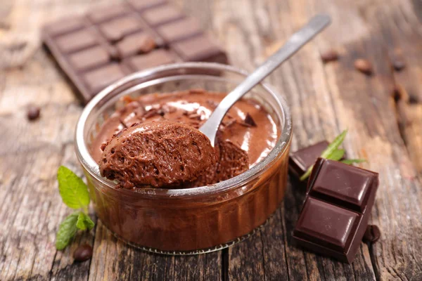 Mousse Chocolate Caseiro Servido Tigela Vidro Com Colher Sobremesa — Fotografia de Stock