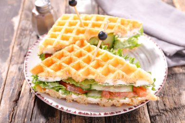 Beyaz plaka üzerinde şiş ile çıtır taze gözleme sandviç dilimlenmiş salatalık ve domates ile servis