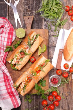 Ahşap doğrama tahtası üzerinde serven iştah açıcı vejetaryen sandviç kiraz domates, roka ve kireç suyu