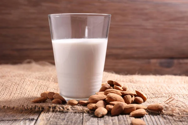 Leche Almendras Servida Vaso Con Almendras Sobre Fondo Madera — Foto de Stock