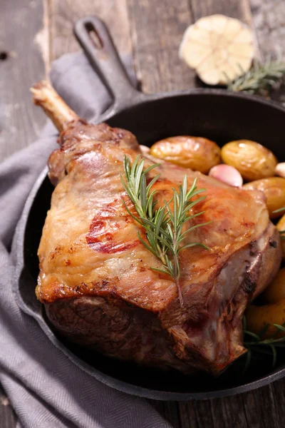 Gebratene Lammkeule Mit Kartoffeln Knoblauch Und Rosmarin Gusseiserner Pfanne — Stockfoto