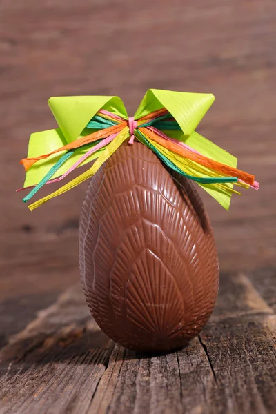 Uovo Cioccolato Pasquale Decorato Con Fiocco Giallo Servito Tavolo Legno — Foto Stock