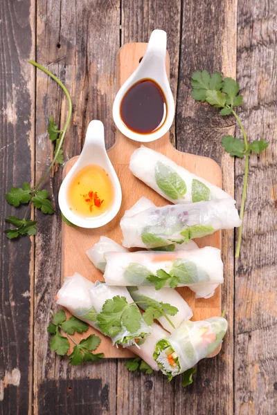 Verse Loempia Geserveerd Houten Snijplank Met Peper Olie Sojasaus — Stockfoto