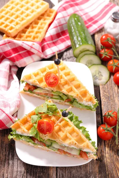 Sanduíches Waffles Frescos Crocantes Com Pepinos Fatiados Tomates Cereja Servidos Fotos De Bancos De Imagens