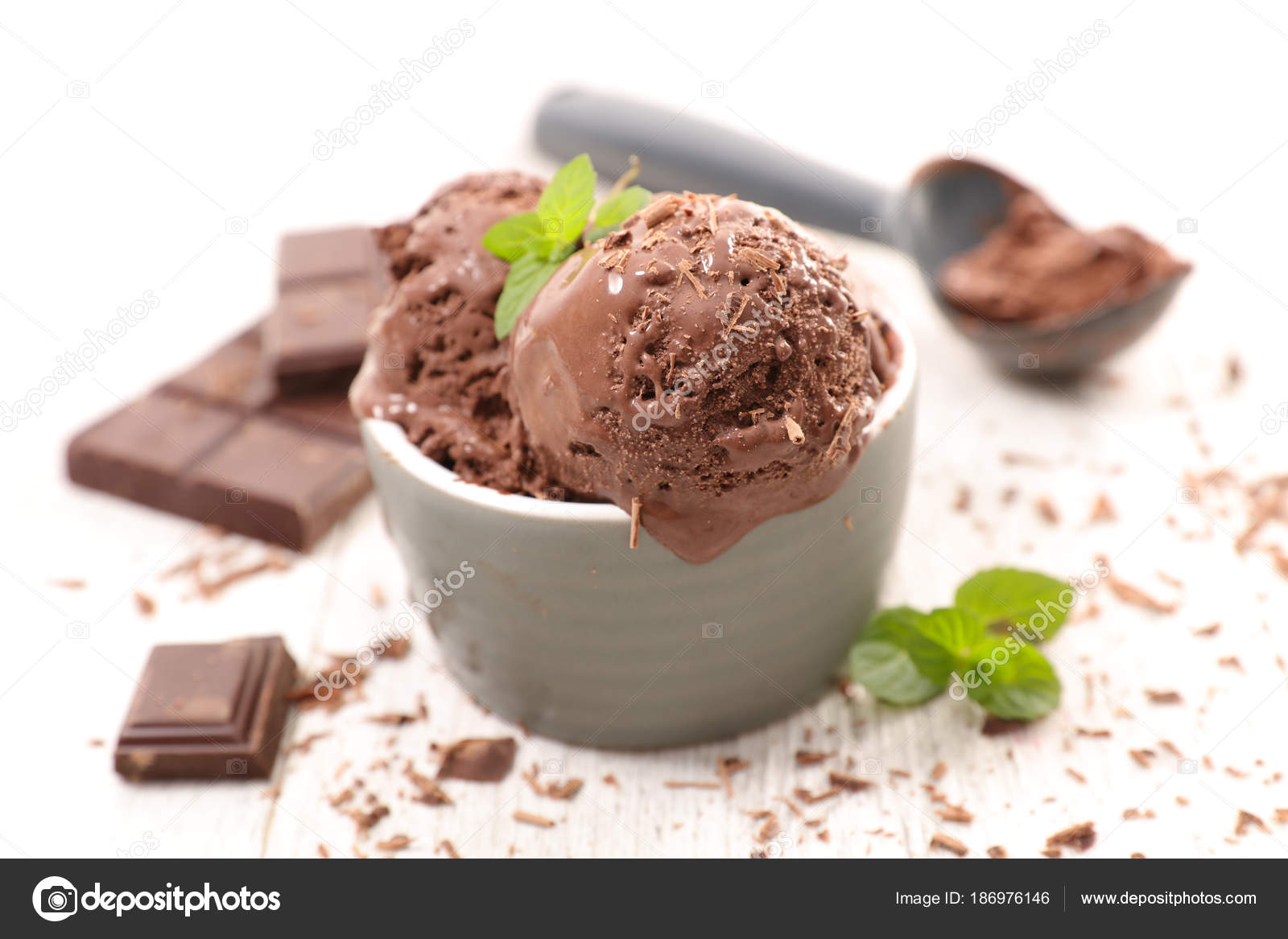 白い背景のチョコレートバー チョコレート アイス クリームのボール ストック写真 C Studiom