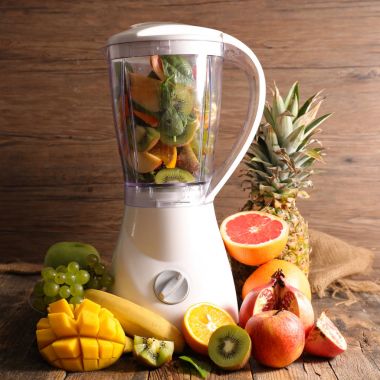 Blender dilimlenmiş meyve ve taze meyve masada dolu