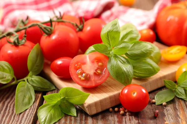 Świeże Pomidory Bazylią Drewniane Tła — Zdjęcie stockowe